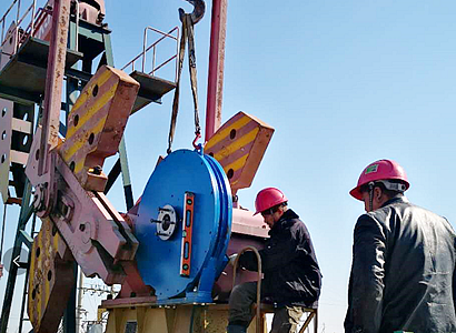 創(chuàng)新形成了抽油機(jī)半直驅(qū)采油技術(shù)，**了系統(tǒng)能耗減少了維護(hù)工作量，提高了**性